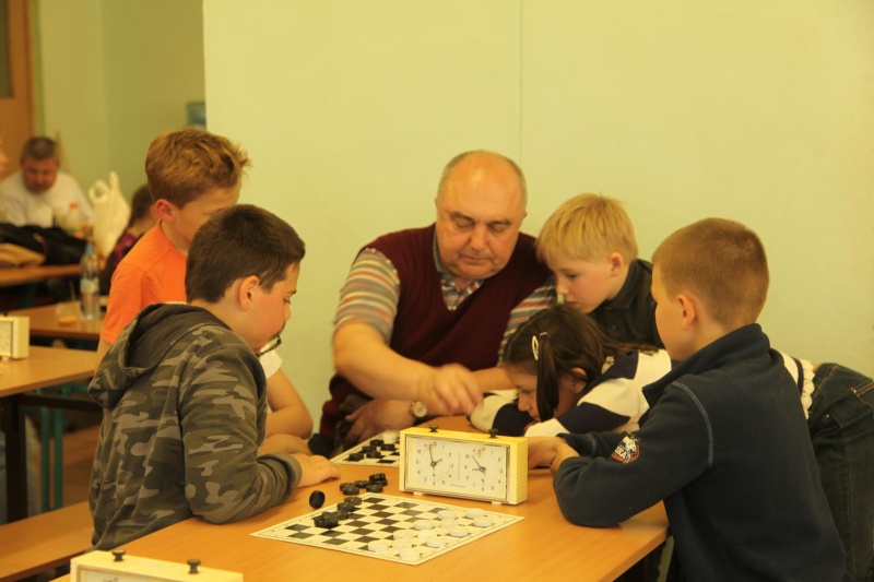 Гроссмейстер Иван Костионов анализирует партии учеников